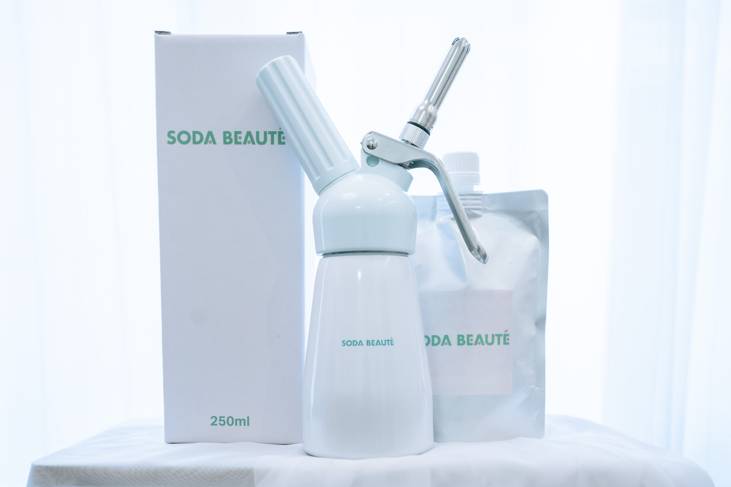 SODA BEAUTÉ 付属品：モイスチャージェル、フェイスパックカバーシート、スパチュラ、カップ